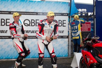 thumb Wayne Maxwell, Jamie Stauffer and Ben Attard celebrate at Phillip Island