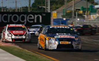 thumb Steve Richards leads Will Davison, Shane van Gisbergen and Jonathon Webb at the Sucrogen Townsville 400