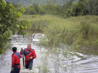 asiaFLOOD2lowres Garland (right) and co-driver Harry Suzuki with their Isuze drowned in one of the stages