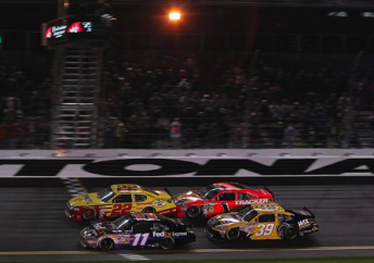 thumb Jamie McMurray (#1) bumped Kurt Busch (#22) to the win in the Shooutout