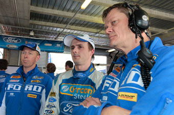 thumb Steve Richards and Mark Winterbottom with FPR's technical chief Campbell Little