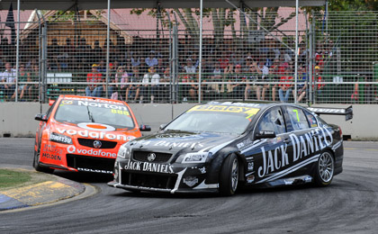 thumb TeamVodafone's Craig Lowndes hits Jack Daniel's Racing's Todd Kelly
