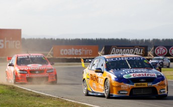 thumb Will Davison leads Jamie Whincup at Symmons Plains