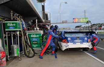 thumb The Lucky 7 Racing crew refuel Tim Slade's Ford at Phillip Island