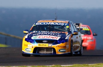 thumb Will Davison leads Craig Lowndes at Phillip Island