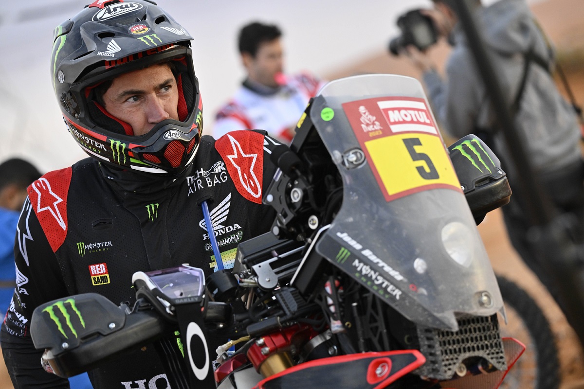 Joan Barreda Bort is out after a crash on Dakar Stage 9