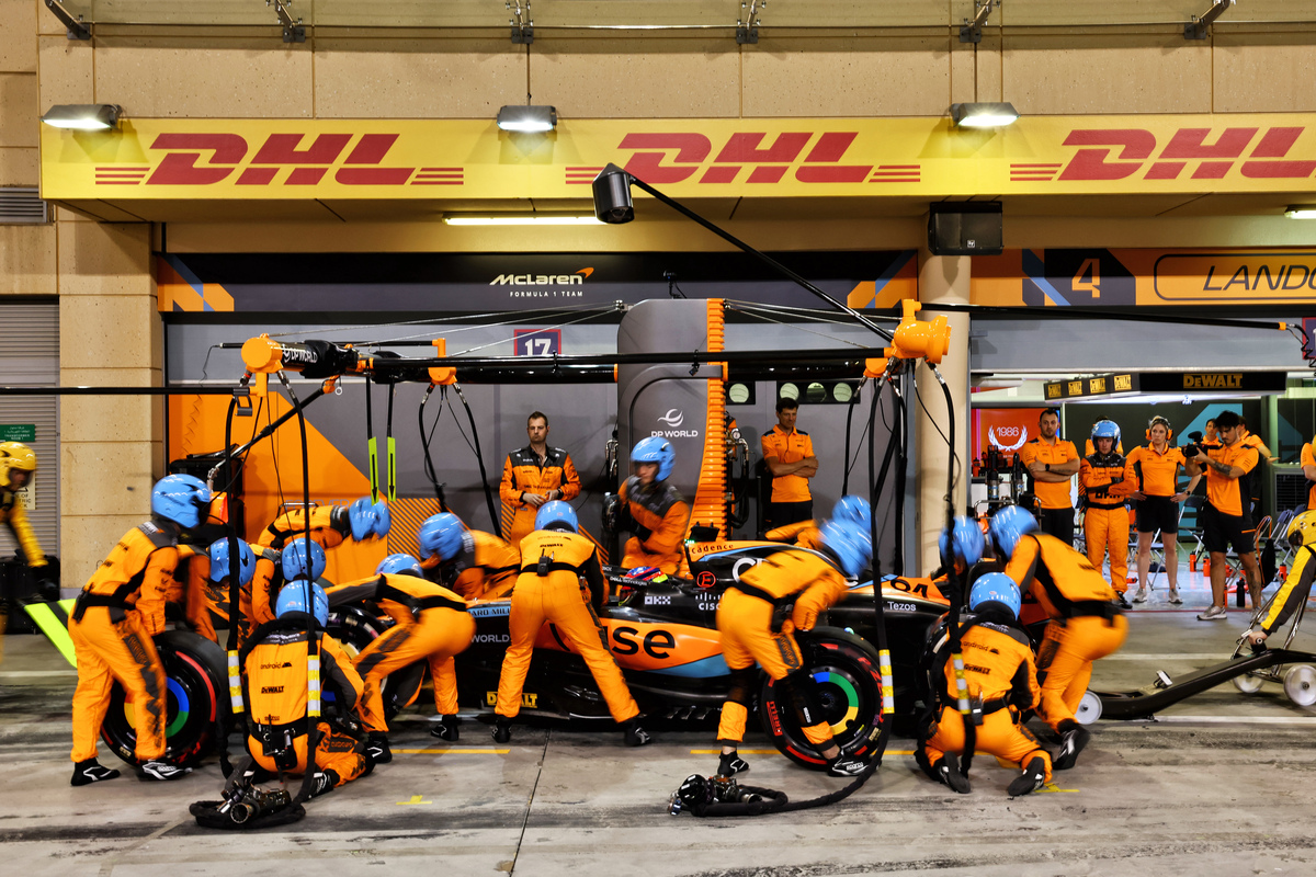 Piastri pits for a new steering wheel during the Bahrain GP